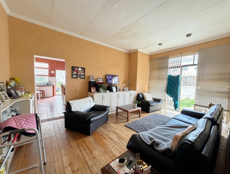 2 Bedroom Property for Sale in Vredehoek Western Cape